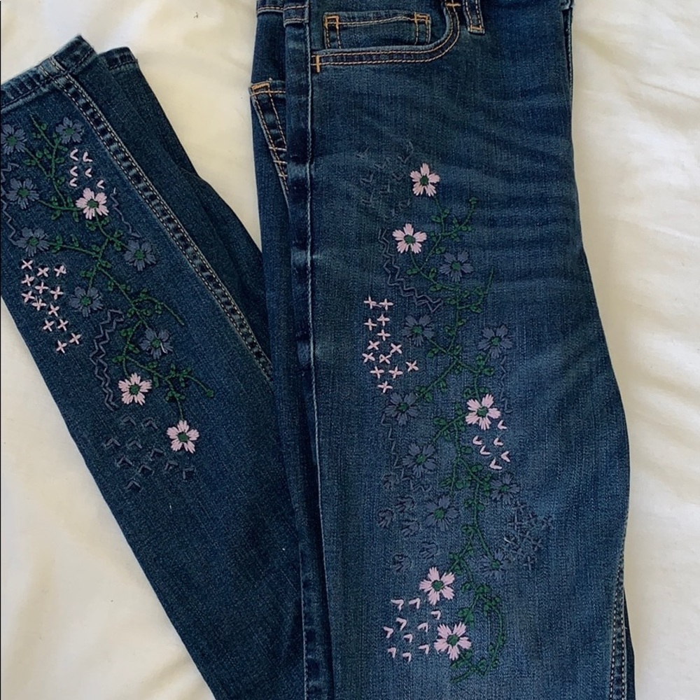 Embroidered flower jeans